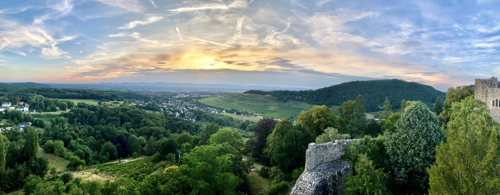 Blick über das Markgräflerland bei Sonnenuntergang