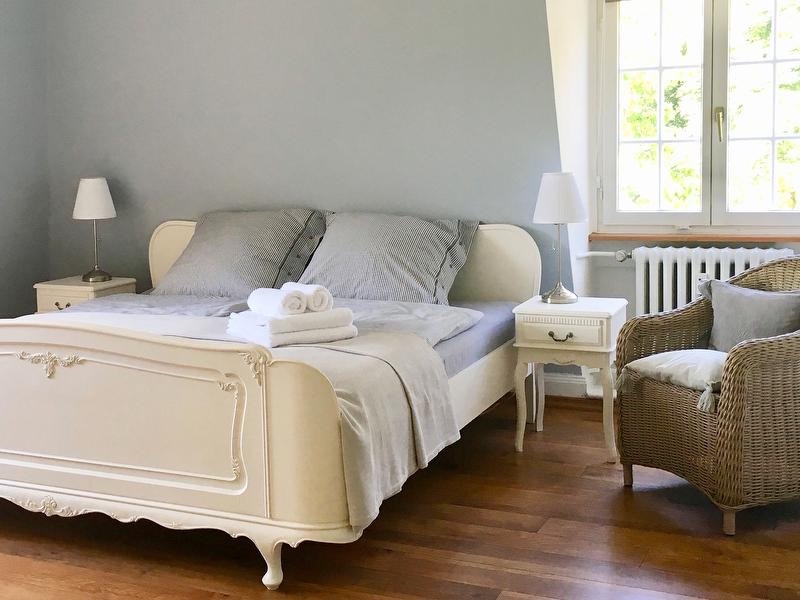 Schlafzimmer mit großzügigem Doppelbett